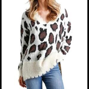 UMGEE medium white brown & black animal print fuzzy sweater